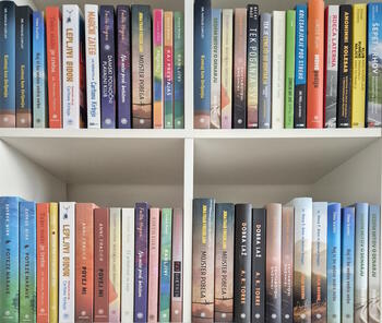 Knjiga je najlepše darilo decembra - podarite trenutke miru